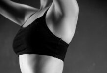 뱃살 타파를 위한 새로운 다이어트 방법, 전문가들이 제안하는 ‘내적 건강 중심 다이어트’ grayscale photo of person wearing sports bra and leggings