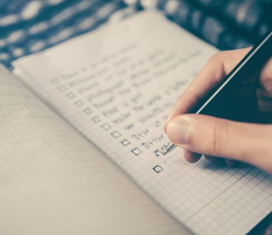 건강한 몸을 위한 다이어트와 운동의 상호 보완적인 역할 person writing bucket list on book