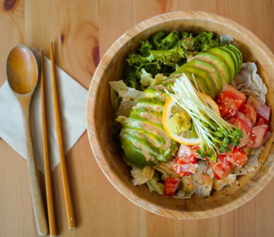 식단과 운동의 결합: 몸과 마음에 좋은 선택 vegetable salad on brown wooden bowl