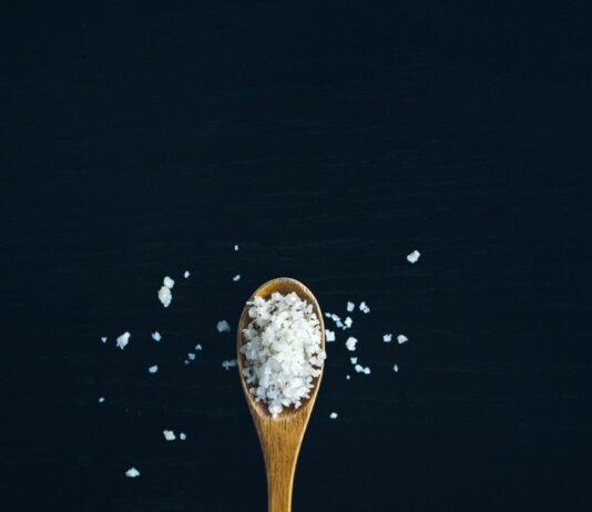 심장병 예방을 위한 식단과 운동 brown wooden spoon