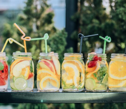 운동 후 회복을 위한 영양소 six clear glass mason jars filled with juice on black table