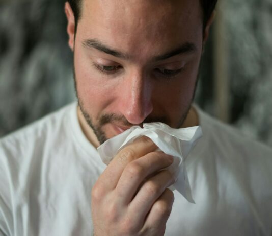알레르기 환자를 위한 식단 man wiping mouse with tissue paper