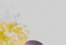 여름철 탈수 증상과 예방법 girl in white shirt standing and smiling