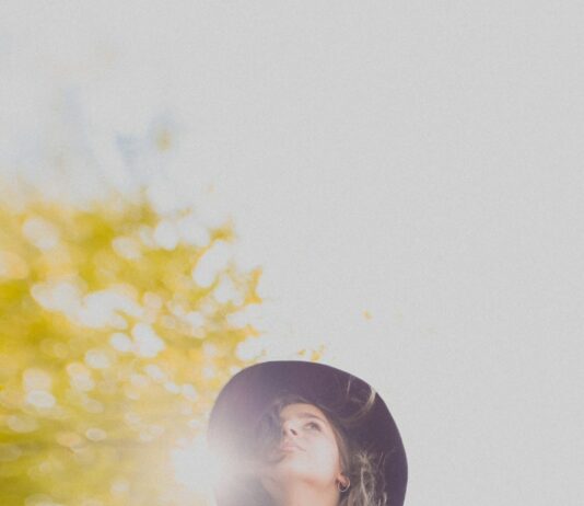 여름철 탈수 증상과 예방법 girl in white shirt standing and smiling