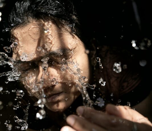 장마철, 피부 건강 지키는 방법 woman in black shirt with water droplets