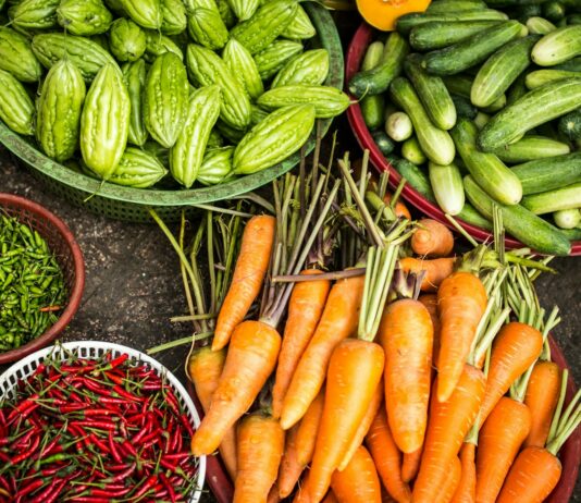 여름철 건강한 디톡스 방법 bundle of assorted vegetable lot