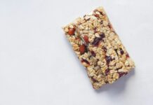 여름철 건강한 스낵 아이디어 a bar of granola sitting on top of a table