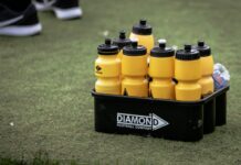 여름철 수분 보충의 중요성 yellow and black water tumblers