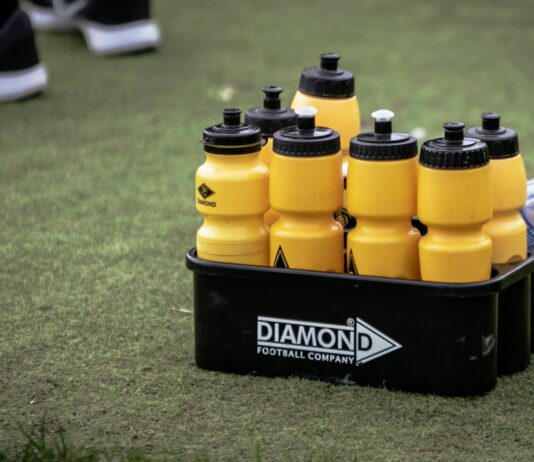 여름철 수분 보충의 중요성 yellow and black water tumblers