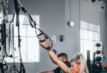 무기력한 몸을 일으키는 운동: 고강도 인터벌 트레이닝(HIIT)으로 에너지 회복 woman in black tank top and white pants sitting on floor