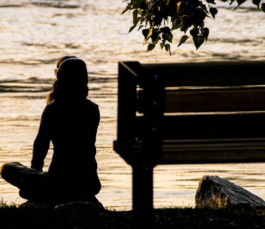 여름철 다이어트 중 주의해야 할 사항 silhouette of person sitting on bench near body of water during daytime