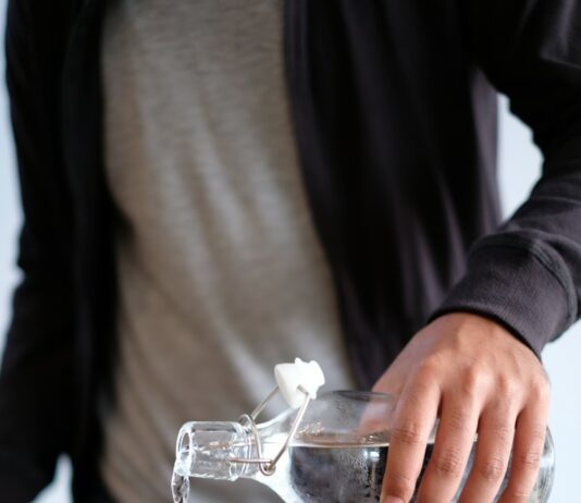 여름철 운동 중 적절한 수분 보충 타이밍 man pouring water in glass