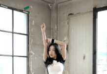 여름철 운동 후 빠른 회복을 위한 스트레칭 방법 woman in white shirt and black leggings standing near window