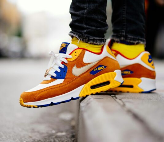 여름철 운동 시 알맞은 신발 선택법 close-up photography of person wears brown-and-white Nike Air Max