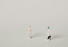 정부, 9일부터 하반기 전공의 추가 모집…복귀 기회 제공 man in white dress shirt and black pants