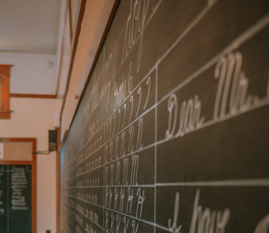 파주·강릉·공주 등 ‘교육발전특구’ 시범지역 25곳 추가 지정 a blackboard with writing on it in a room