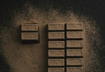 건강한 간식: 하루 에너지 유지의 비결 flat-lay photography of chocolate bars