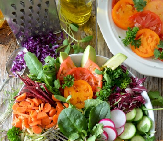 채식주의 다이어트의 건강 효과 close-up photo of vegetable salad