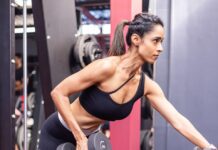 근력 운동과 유연성 향상: 밸런스 맞추기 위한 운동 루틴 A woman doing a squat with dumbbells in a gym