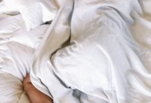 여성의 호르몬 건강 woman covered with white blanket