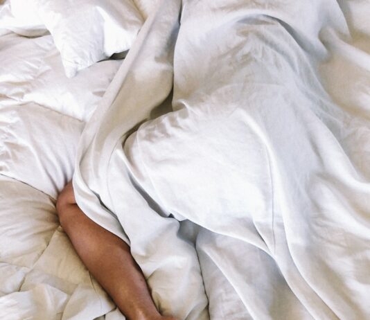 여성의 호르몬 건강 woman covered with white blanket