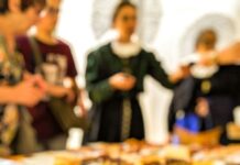 심리적 식욕과 음식의 관계: 스트레스와 식습관 분석 selective focus photography of sliced bread on white ceramic plate