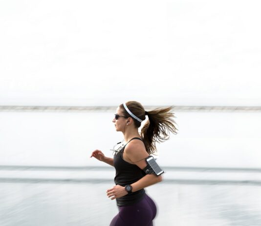 유산소 운동의 중요성: 심혈관 건강을 지키기 woman running wearing armband