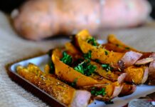 운동 전후로 먹으면 좋은 음식과 피해야 할 음식 sliced vegetable on brown wooden chopping board