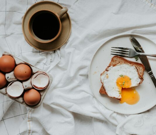 운동 전후에 필수적인 영양소 섭취 요령 egg on white ceramic plate beside stainless steel fork and knife