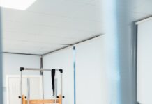 필라테스로 스트레스 해소, 건강한 마음과 몸 유지하기 a woman is riding a stationary rowing machine