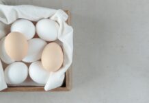 운동 전후 영양 섭취가 신체에 미치는 영향 a wooden box filled with eggs on top of a table