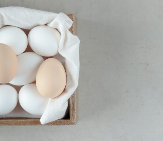 운동 전후 영양 섭취가 신체에 미치는 영향 a wooden box filled with eggs on top of a table