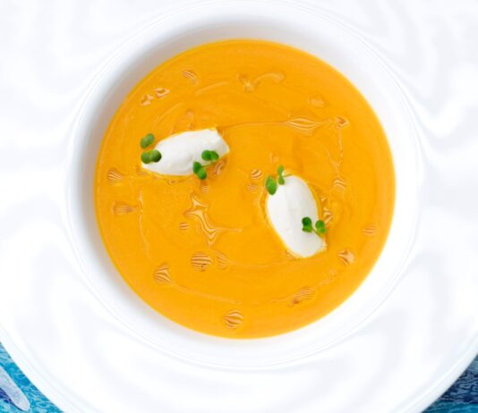 추운 계절에 즐기는 저칼로리 겨울 요리 yellow liquid in white ceramic bowl