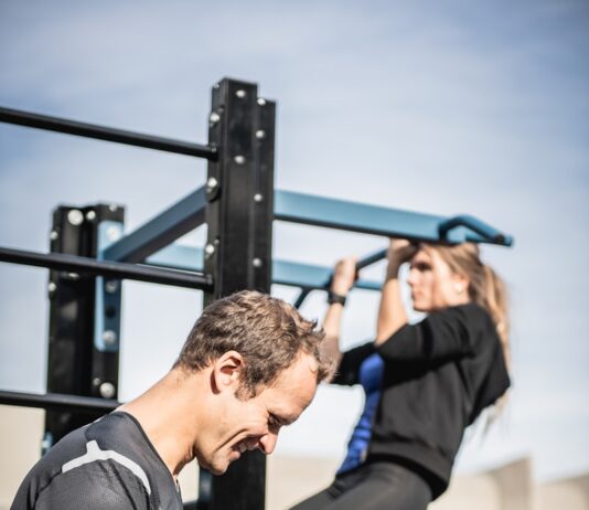 상쾌한 공기와 함께하는 다이어트 운동 루틴 man in black t-shirt and blue denim jeans holding black smartphone