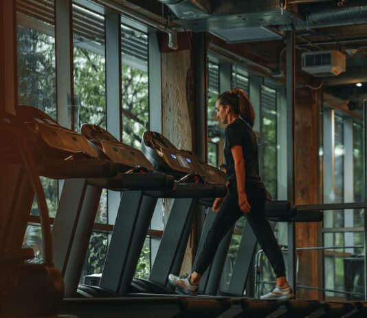 체중 감량과 건강 관리를 위한 겨을철 운동법 a woman running on a treadmill in a gym
