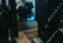 건강한 겨울을 위한 운동과 영양 균형 2 black and gray dumbbells