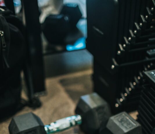 건강한 겨울을 위한 운동과 영양 균형 2 black and gray dumbbells