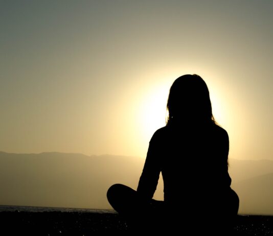 스트레스를 날려주는 겨울철 운동과 명상 woman sitting on sand