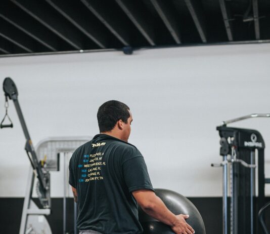 필라테스와 피트니스, 병행하면 좋은 운동법 man in black t-shirt and blue denim jeans holding black exercise ball
