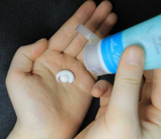 건강한 겨울철 라이프스타일 가이드 blue and white plastic bottle