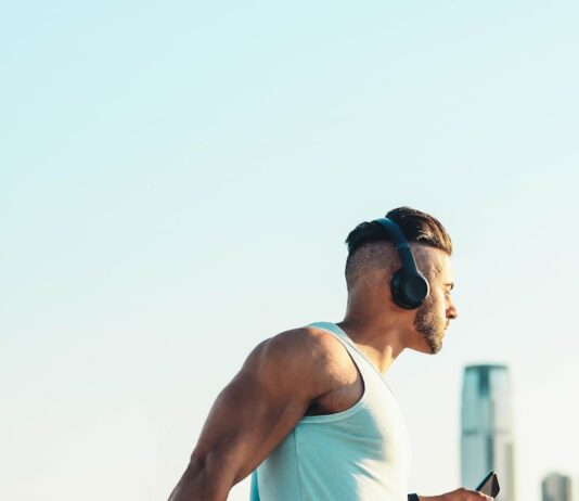 지금 당장 스트레칭을 시작해야 하는 이유 man in white tank top and black shorts wearing black sunglasses