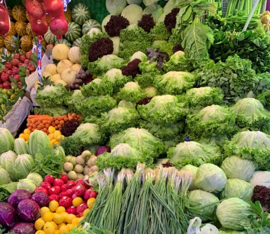 건강재료를 활용한 건강한 샐러드 green and yellow vegetables and fruits