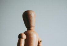 방치하면 큰 병 되는 뻣뻣한 몸 colse-up photo of brown wooden doll