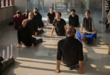 스트레스 해소를 위한 마음의 균형 찾는 운동 people doing exercise on floor