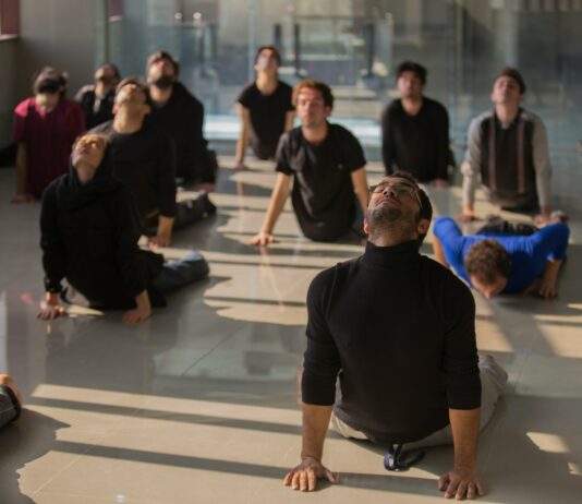 스트레스 해소를 위한 마음의 균형 찾는 운동 people doing exercise on floor