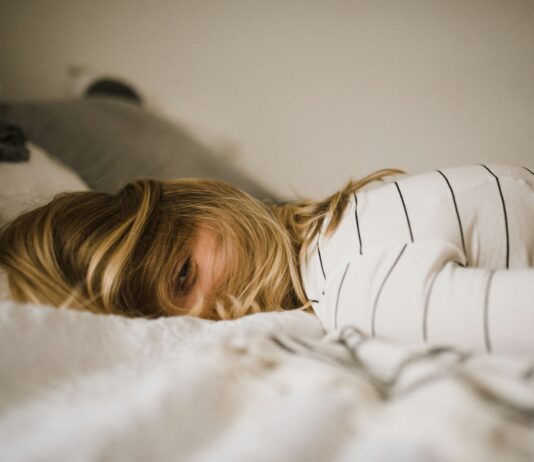 “불면증인가요?”… 잠 못 드는 밤, 뇌를 쉬게 하는 루틴 만들기 woman lying on bed