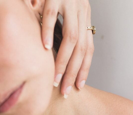 피부 건강을 유지하는 5가지 습관 woman wearing black scoop neck top