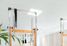 효과적인 필라테스 운동으로 건강을 챙기는 방법 a room filled with lots of machines and a plant