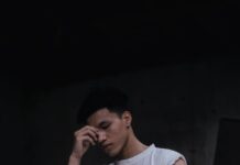 “갑자기 코피가 자주 나요”…초여름 ‘혈관 자극’의 경고 man in white adidas crew neck t-shirt