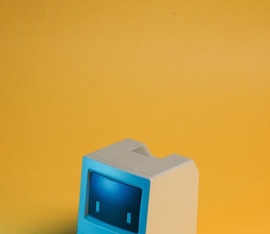 디지털 디톡스로 지키는 정신 건강, 당신도 실천할 수 있습니다 A miniature, vintage macintosh computer toy.